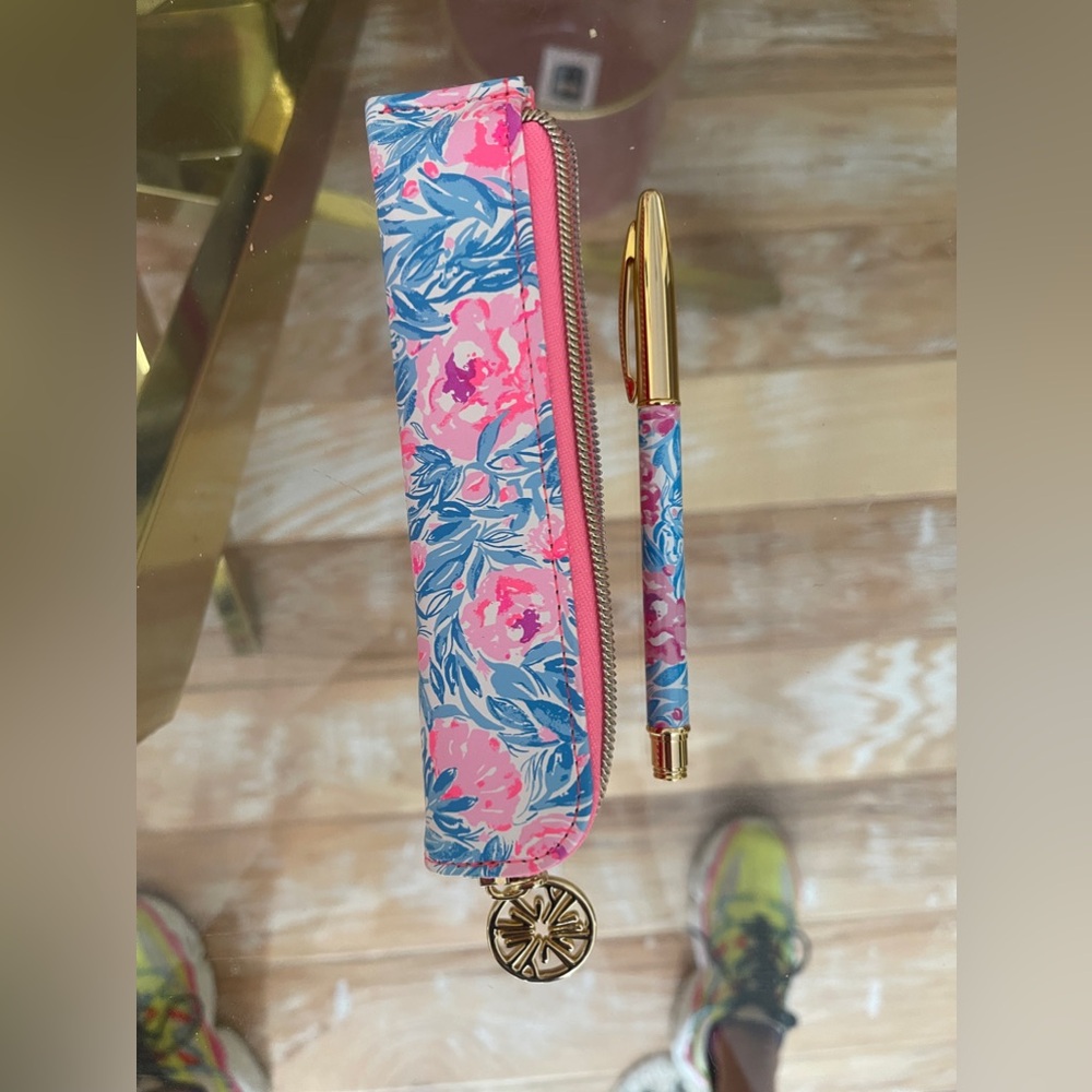 Lilly Pulitzer pen with case never used